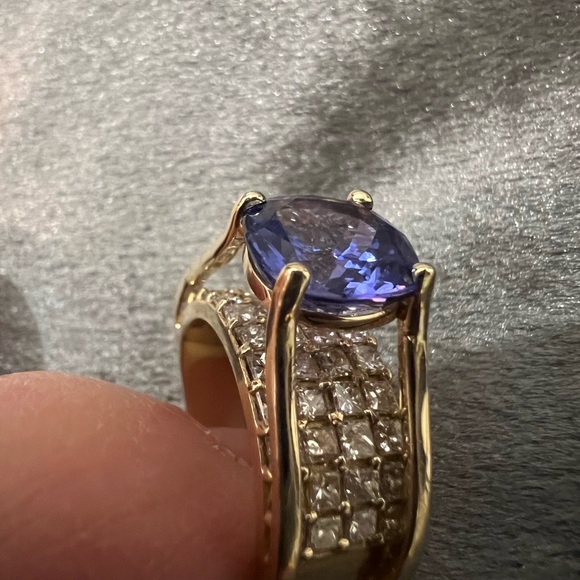 Absolutely gorgeous Tanzanite and diamond ring - Picture 1 of 6